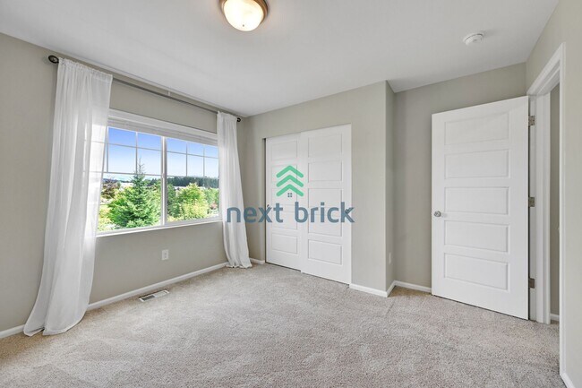 Building Photo - 4 BED & 2.5 BATH FOR RENT