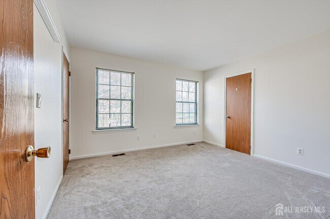 Building Photo - 404 Maplecrest Rd