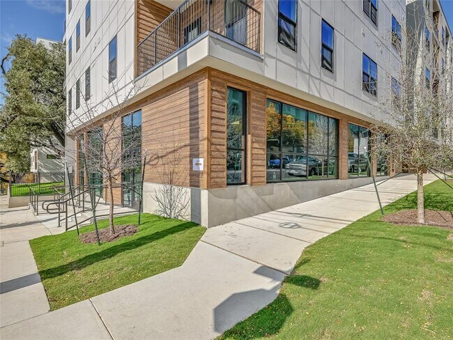 Building Photo - 2500 Longview St