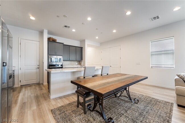 Building Photo - 110 Ibiza Lk Dr