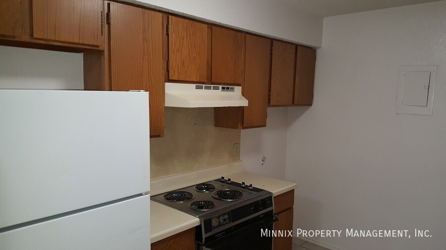 Building Photo - 8208 Vernon Ave