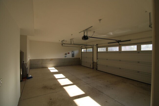 Building Photo - WELL MAINTAINED, BEAUTIFUL 5 BR HOME IN THE CAMAS HILLS!