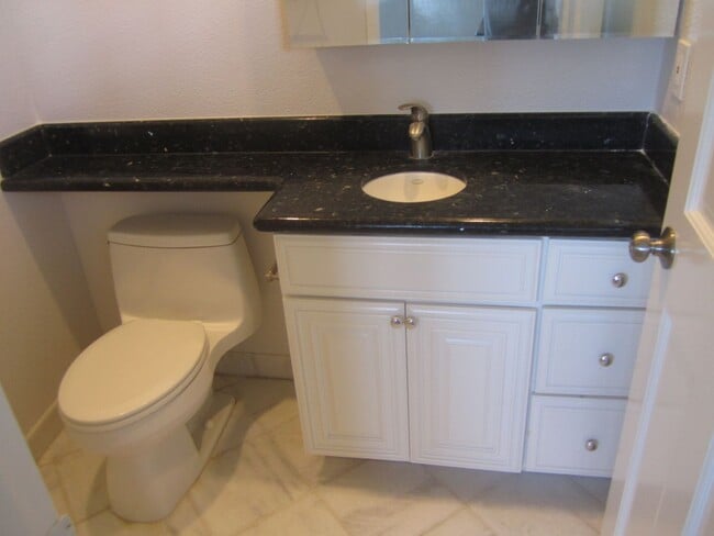 Building Photo - SPACIOUS 3BED, 2 BATH IN EXCELLENT SANTA C...