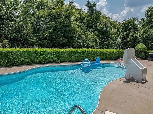 Building Photo - Beautiful 6BR Executive Brentwood Home with Pool