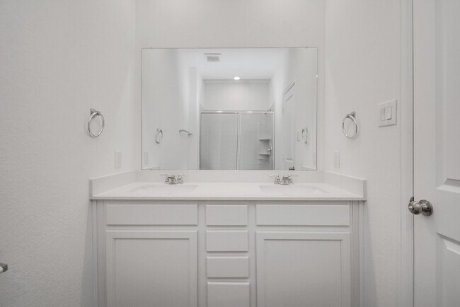 Building Photo - 15819 Kinlough Dr