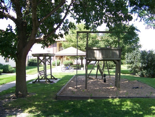 Building Photo - Meadowbrook Apartments