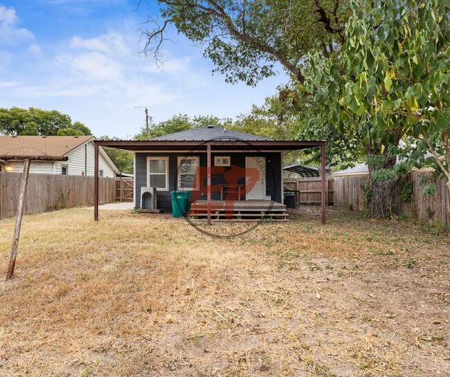 Building Photo - 221 N Bermuda St