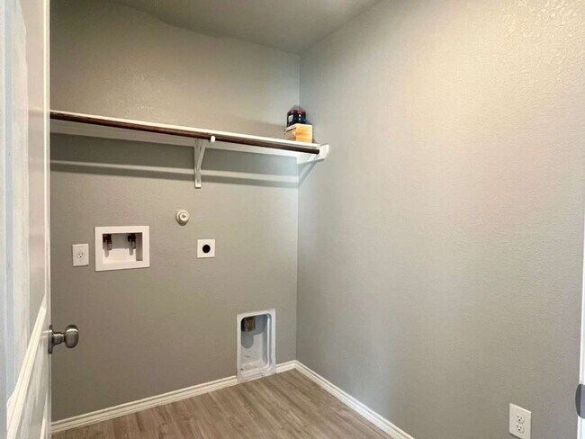 Building Photo - Charming 3-Bed Retreat with Open Living & Private Primary Suite in San Antonio