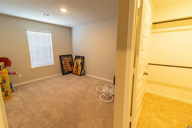 Building Photo - 2221 Middle Rdg Dr