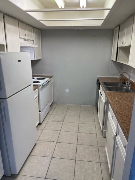 Building Photo - 2820 S Bartell Dr