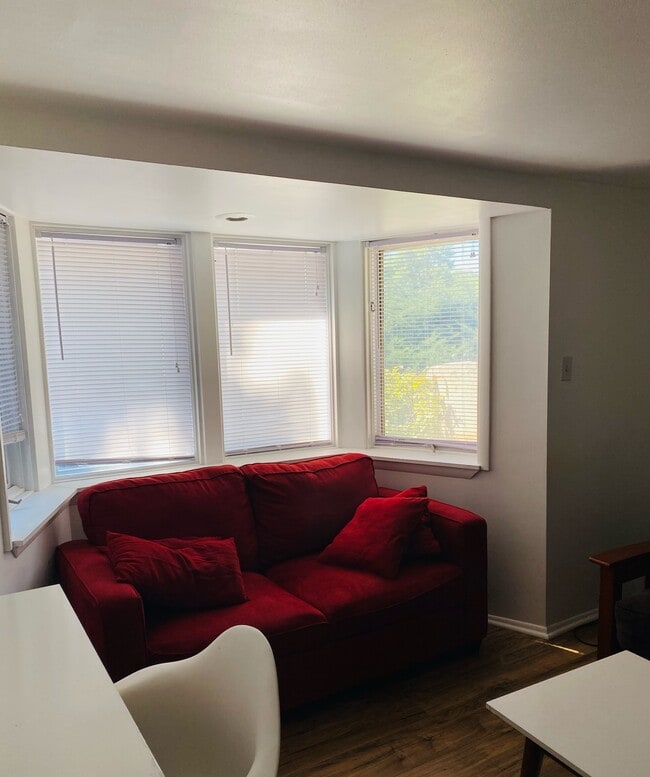 Building Photo - 1138 Briar Ave