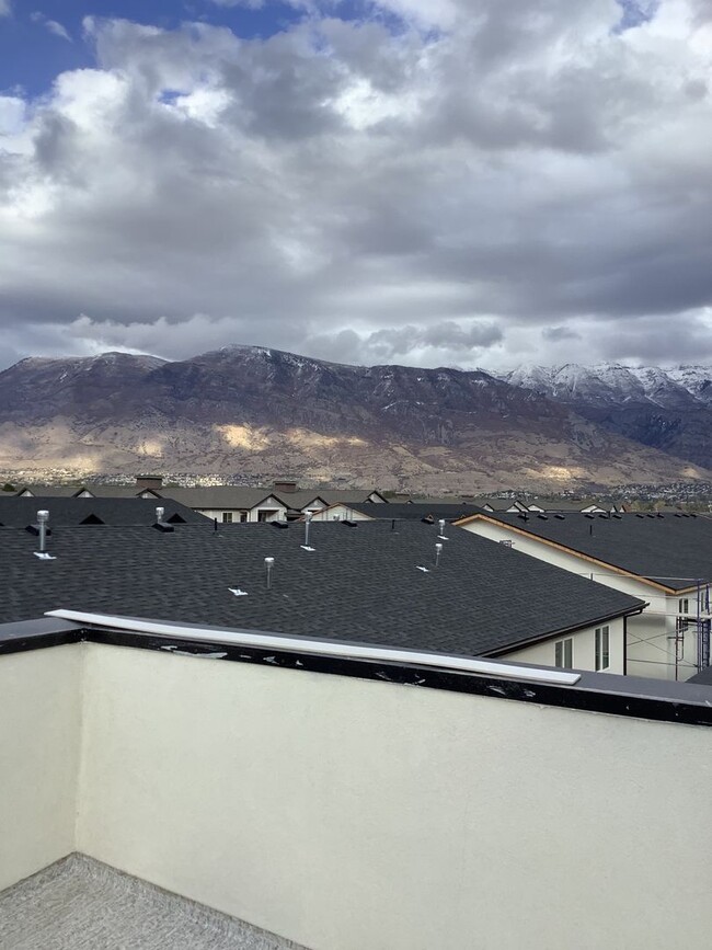 Building Photo - Townhome with Rooftop Balcony in Prime Ame...