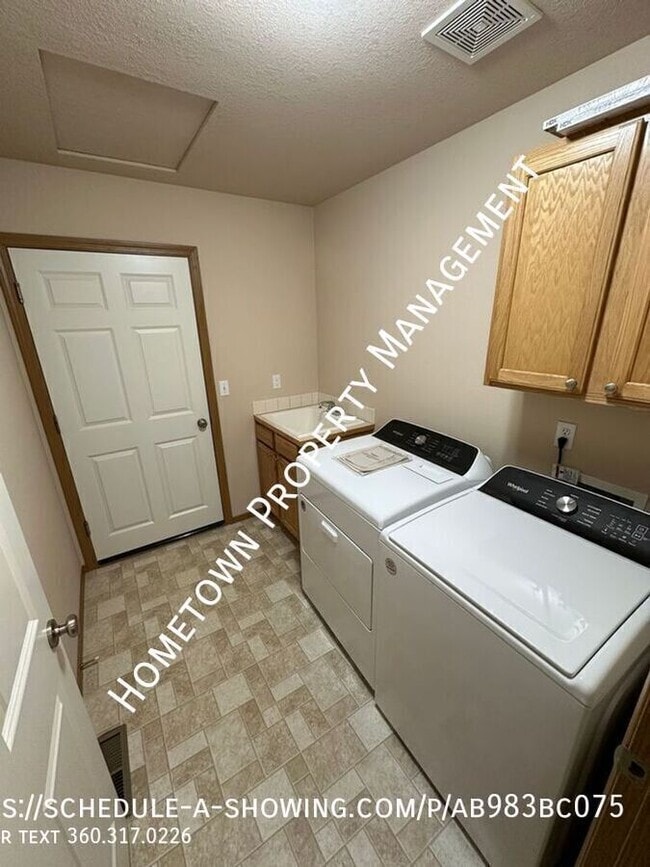 Building Photo - 9420 Fairhill Dr NE