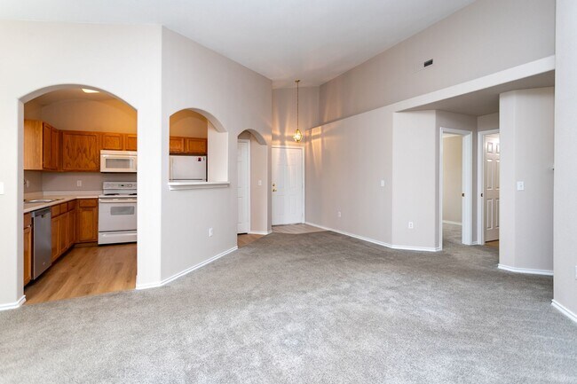 Building Photo - Delightful Condo in gated community!!