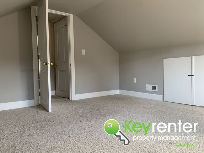 Building Photo - Centrally Located 3Bed/1.5Bath Tacoma Home!