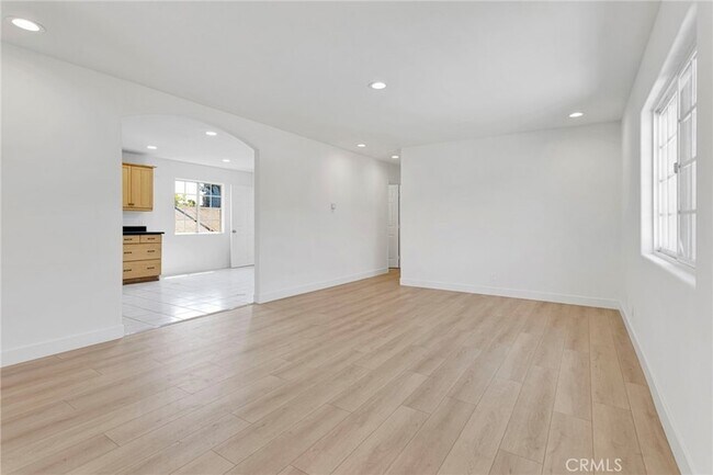Building Photo - 348 W 83rd St