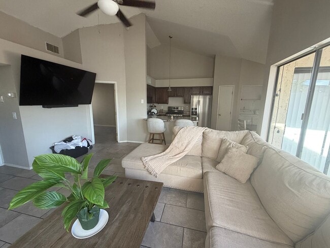 Building Photo - 2 Bedroom 2 bath private enclosed yard for