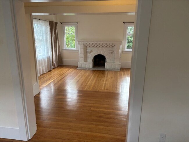 Building Photo - Beautiful Centrally Located Rockridge Craf...