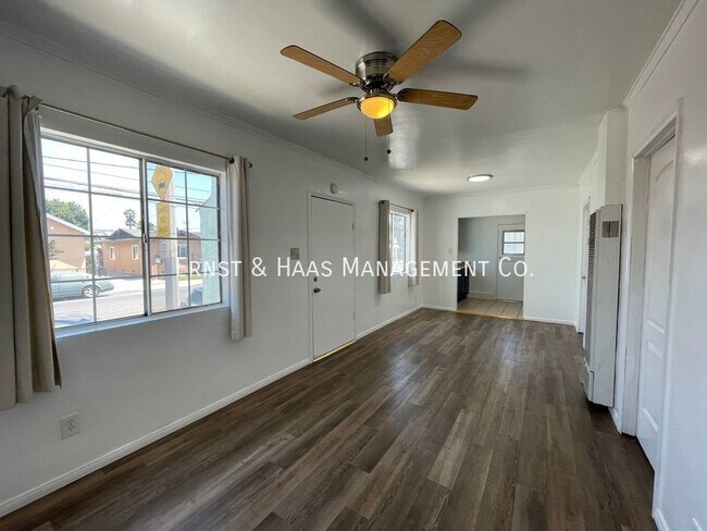 Building Photo - Charming 2 Bedroom Duplex Unit with Parking!