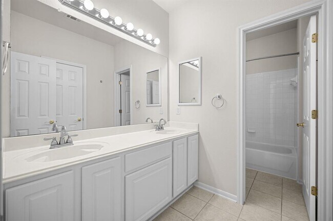 Building Photo - 6819 Chalk Hill Dr