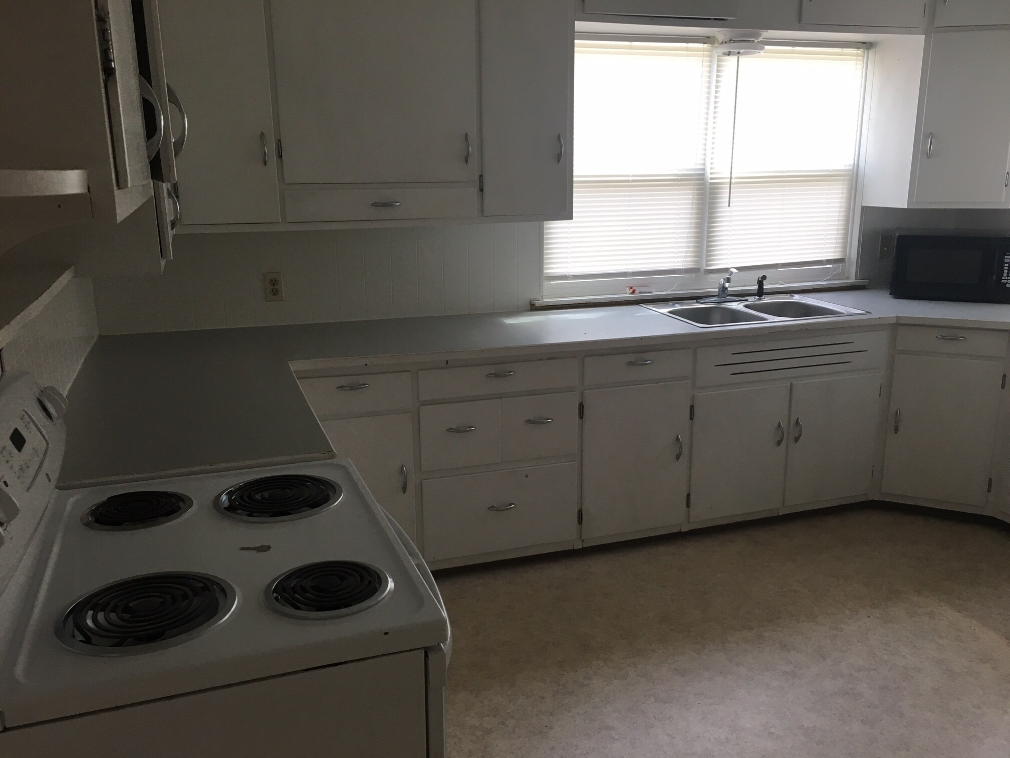 Building Photo - 1204 W Maple St