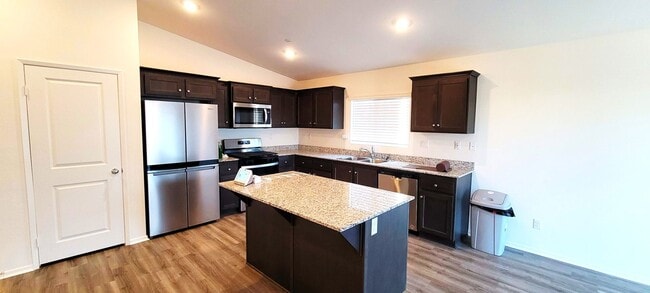 Building Photo - Single story house with Mountain views - close to Shopping centers and Schools
