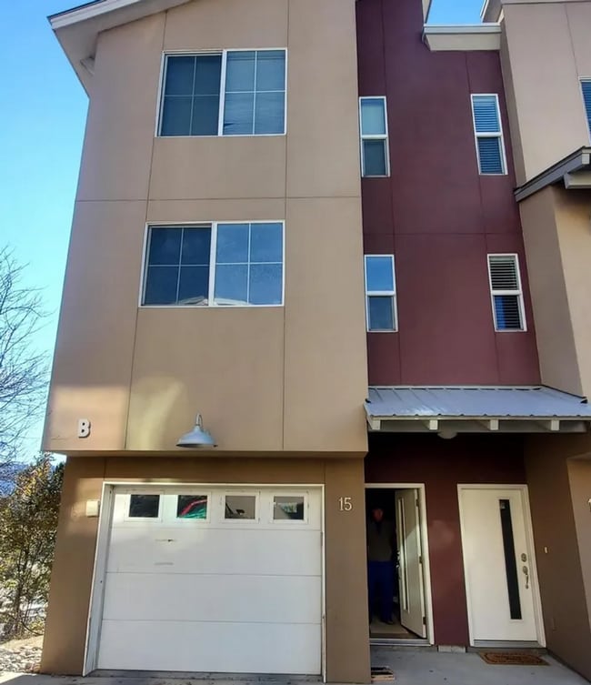 Building Photo - Fantastic Views From This Three Bedroom Townhome