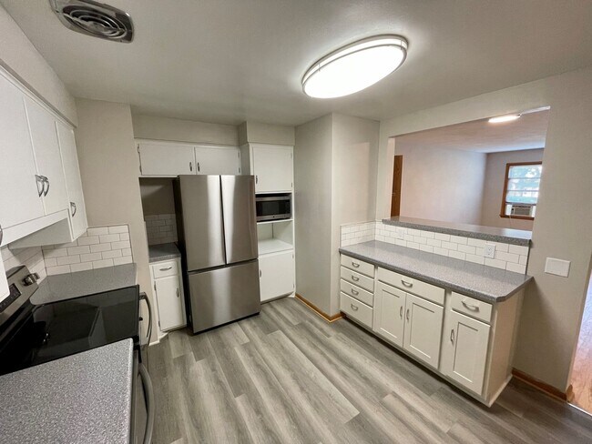 Building Photo - 1-bed 1-bath Apartment located in the Vilas Area