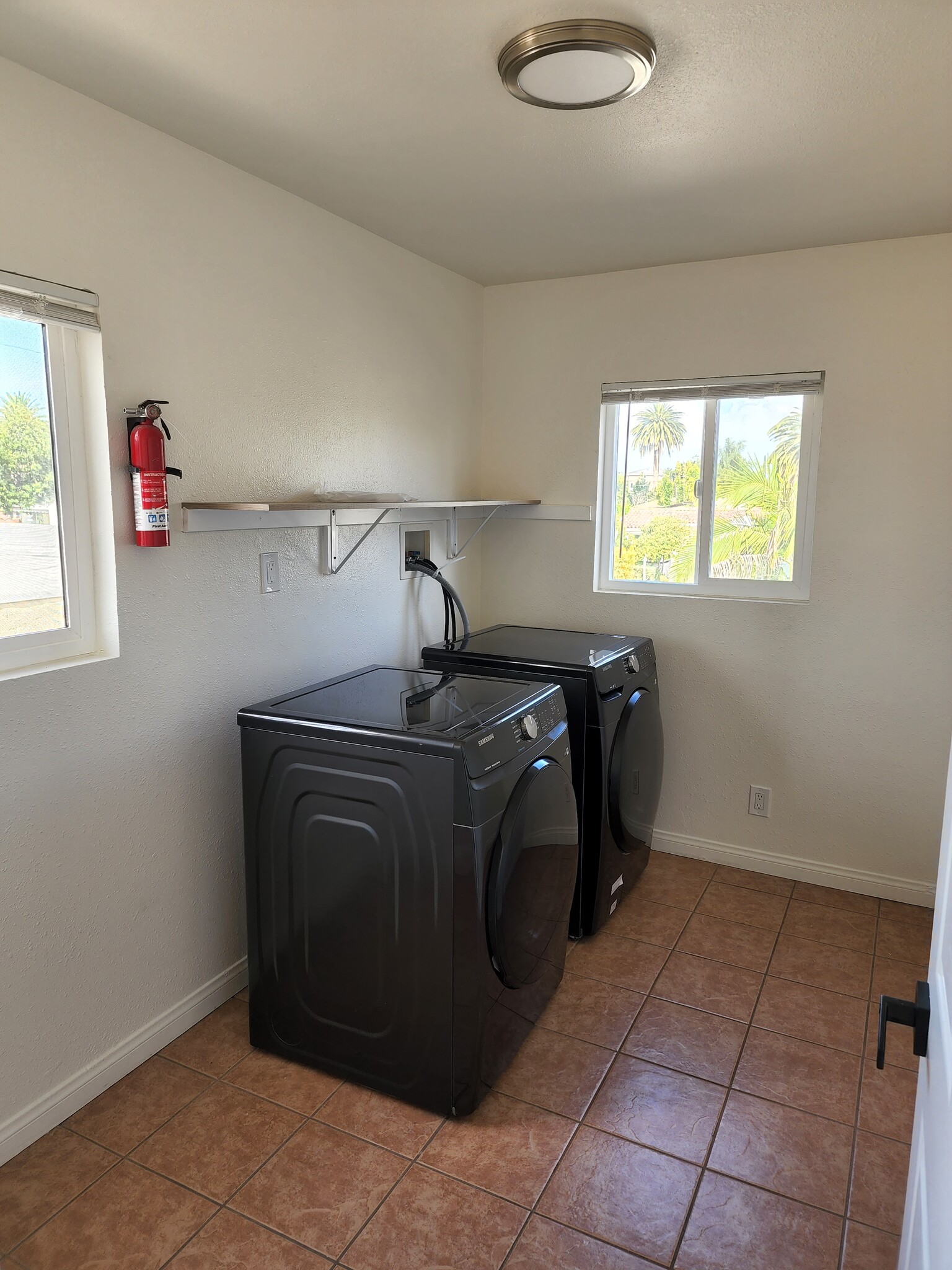 Building Photo - 2134 S Cloverdale Ave