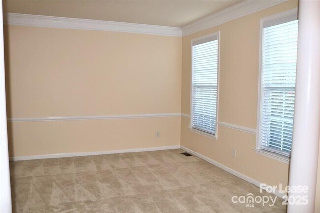 Building Photo - 913 Lillieshall Rd