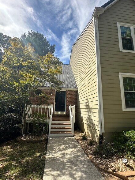 Building Photo - 5030 Laurel Bridge Dr SE