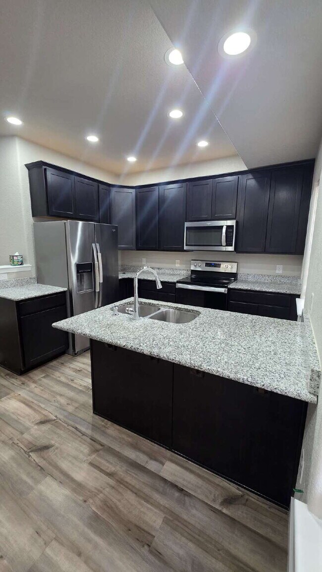 Building Photo - Lorson Ranch 5 bedroom Townhouse near military bases