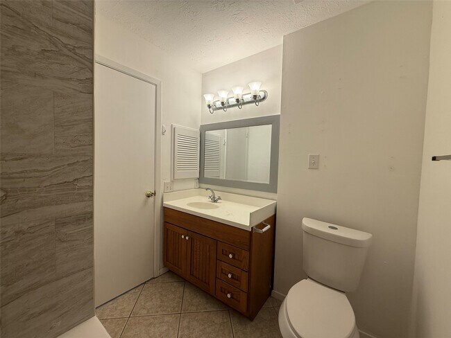 Building Photo - 10119 Leawood Blvd