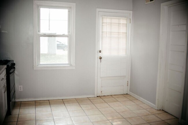 Building Photo - 1080 Kelly Dr
