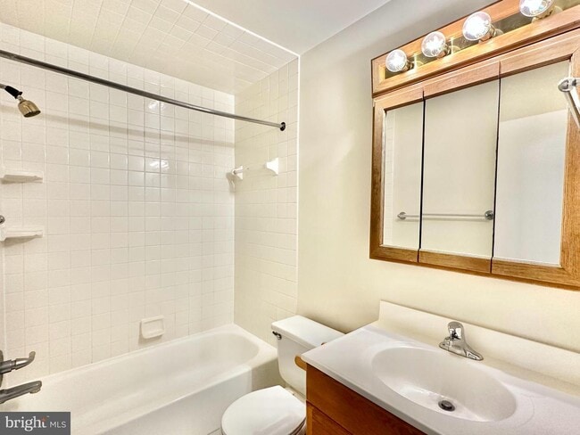 Building Photo - 626 15th St S