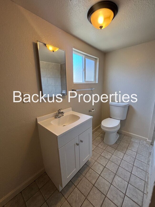 Building Photo - 516 James St