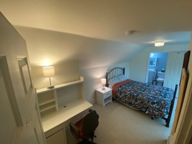 Building Photo - Single Family Townhome, 2 bedrooms, 3 full...