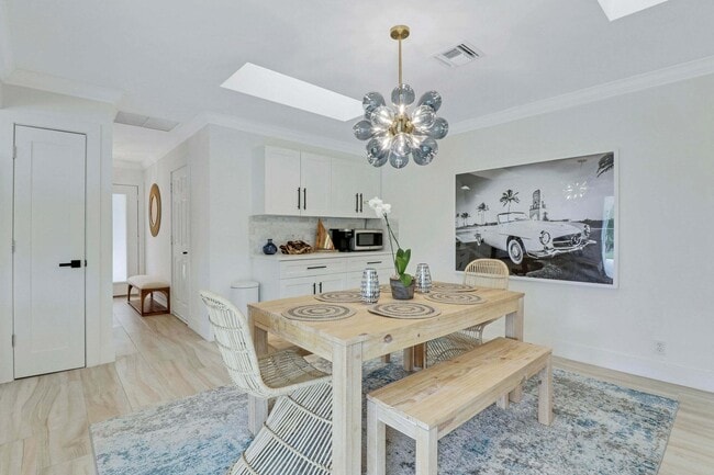 Building Photo - 9 W Riverside Dr