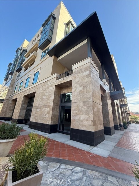 Primary Photo - 39 S Los Robles Ave