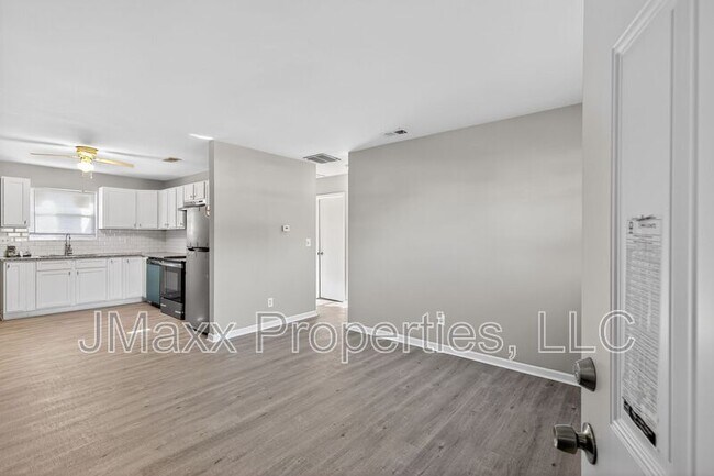 Building Photo - 7 Roper Dr