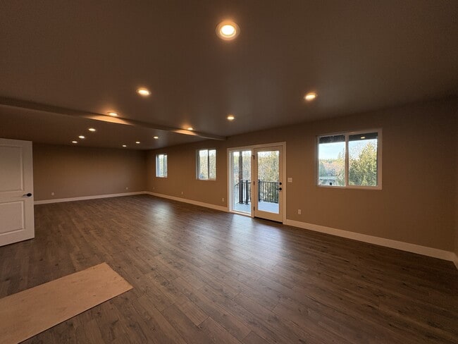 Building Photo - 1690 SE Crescent Dr