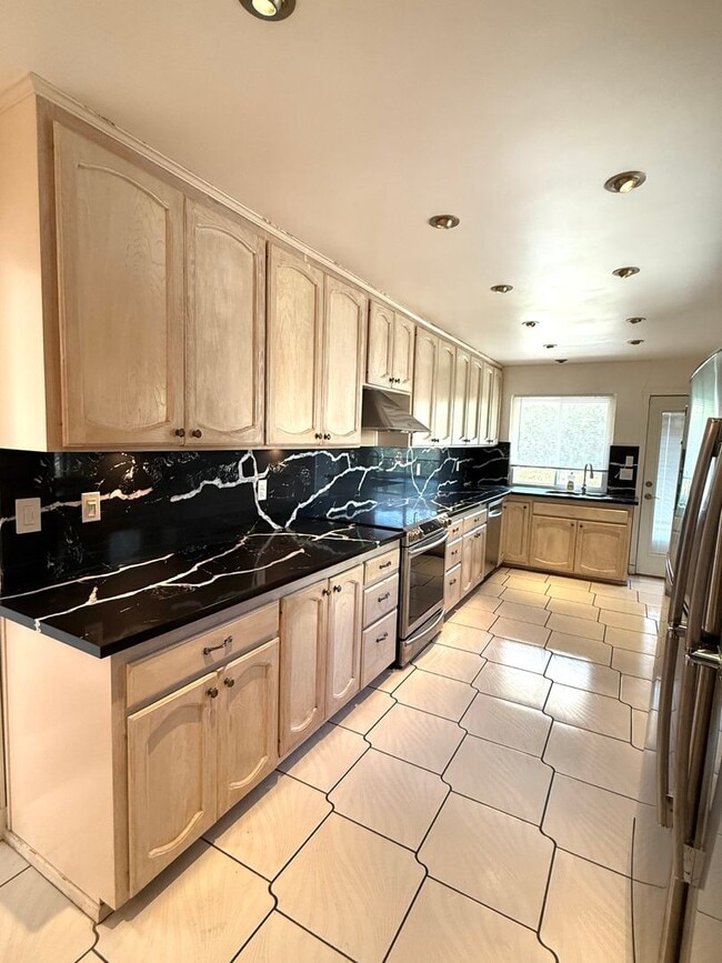 Building Photo - 4 Bedroom 2 Bathroom home available for re...