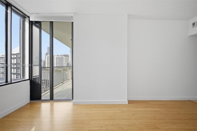 Building Photo - 520 Brickell Key Dr