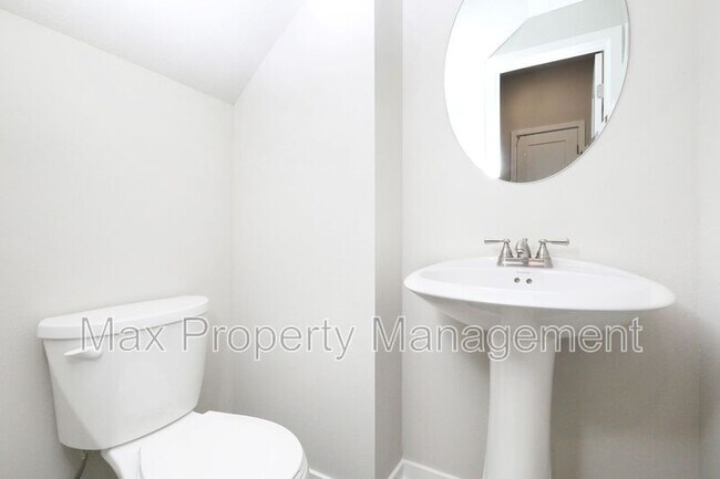 Building Photo - 211 NE Whitetail Dr