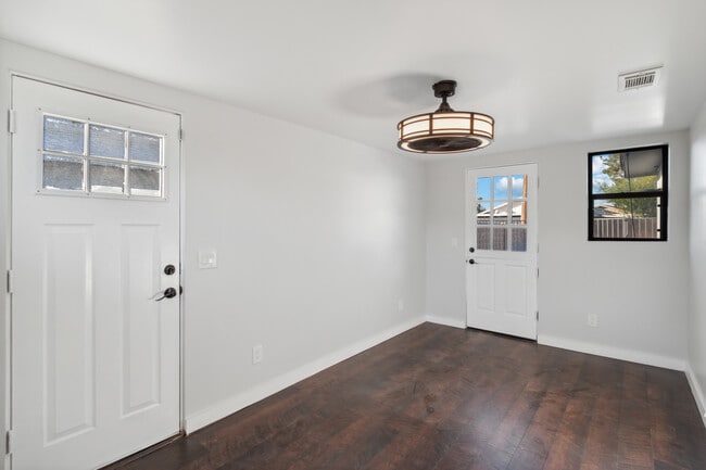 Building Photo - 1612 E Gaylon Dr