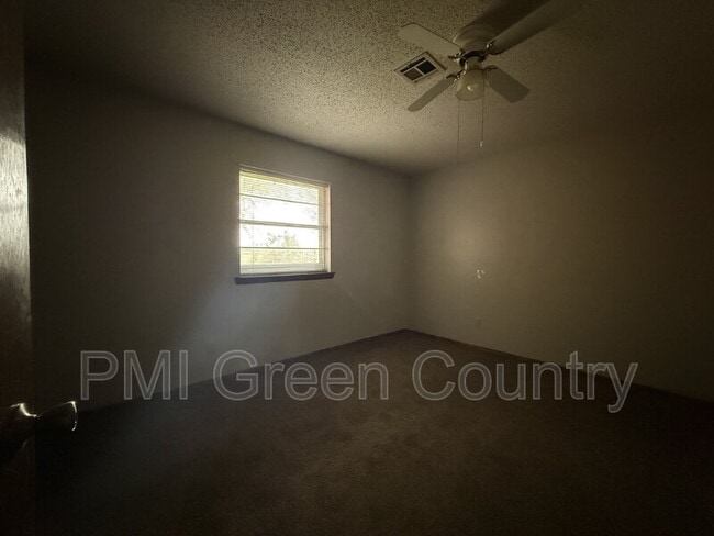 Building Photo - 615 Cumberland Dr