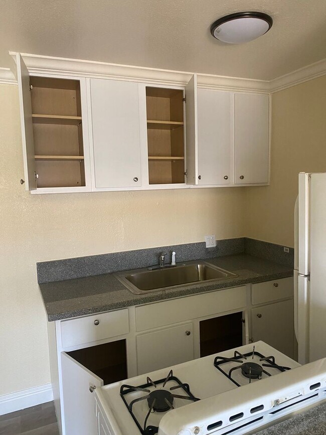 Building Photo - Welcome to SkyView Villa & Somerset Apartments!