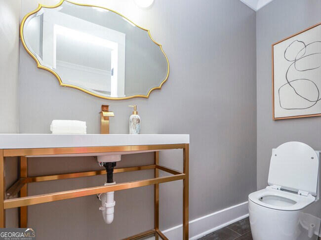 Building Photo - 2908 N Hills Dr NE