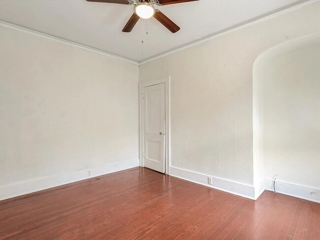 Building Photo - 617 E 49th St