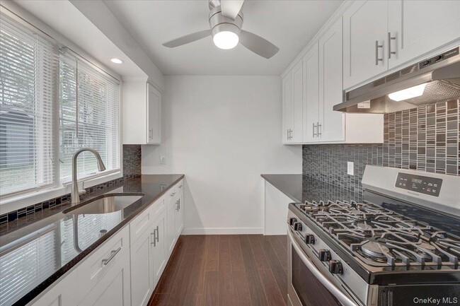 Building Photo - 10 Sandhage Dr